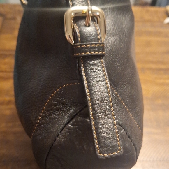 Elegant Black Leather Shoulder Bag - Picture 10 of 12
